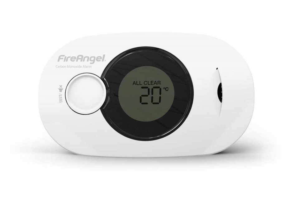 FireAngel Kohlenmonoxidmelder, weißes ovales Gehäuse mit rundem Display, das ALL CLEAR und 20 Grad anzeigt, links daneben der Testknopf