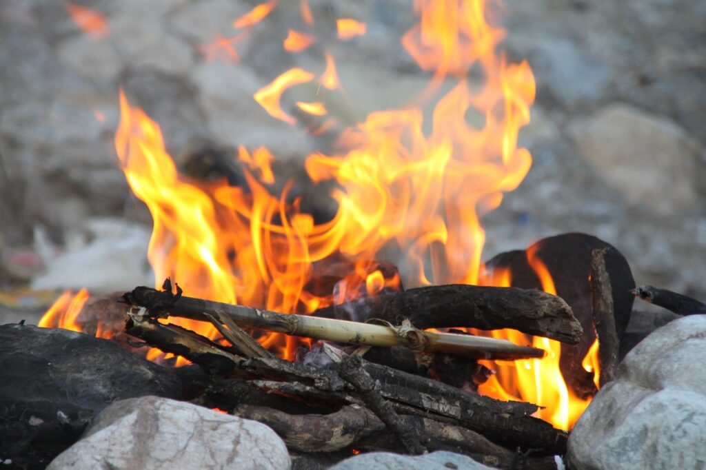 Camping mit Kindern - Lagerfeuer sicher machen