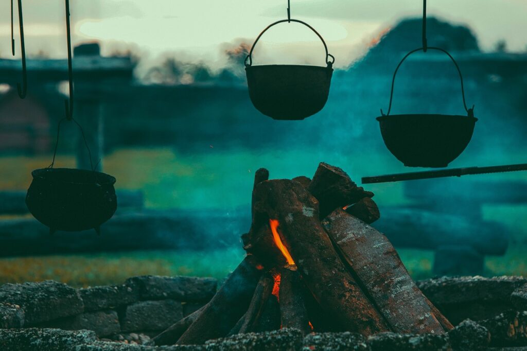 Outdoor-Kochgeschirr über Lagerfeuer