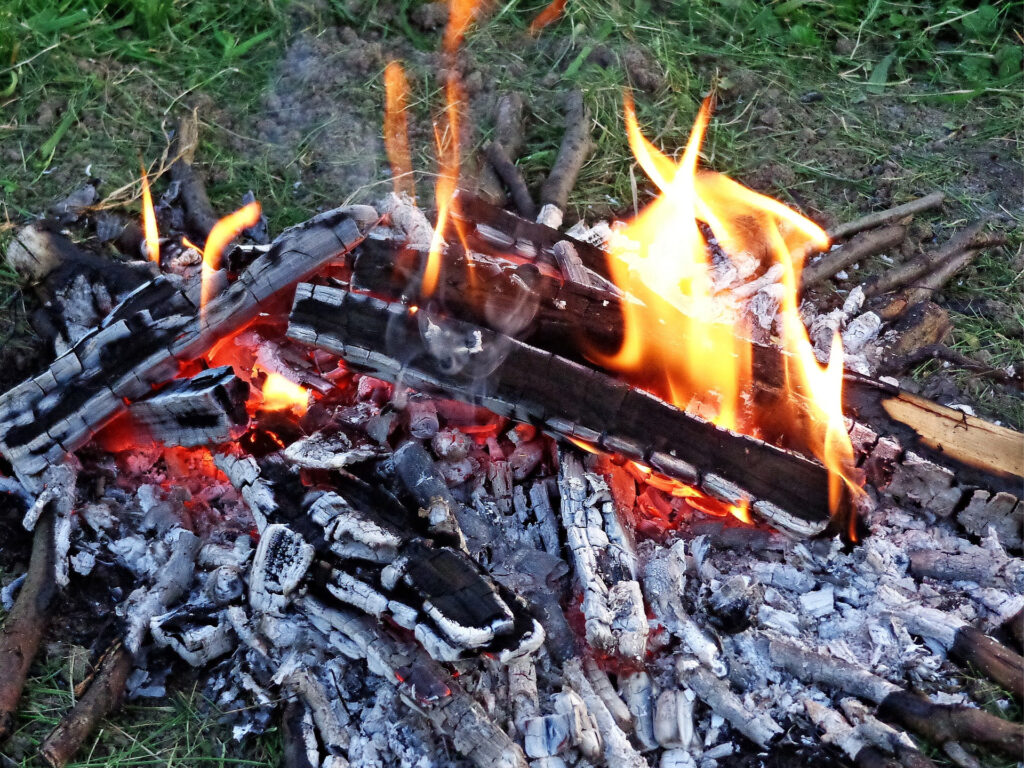 Feuerstahl Anwendung - Lagerfeuer auf Wiese