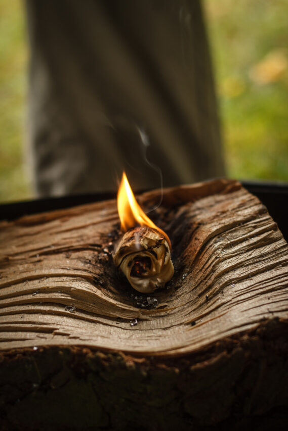 Feuerbohren: Die Kunst der Feuermacherei durch Reibung - Tipps & Tricks für Anfänger