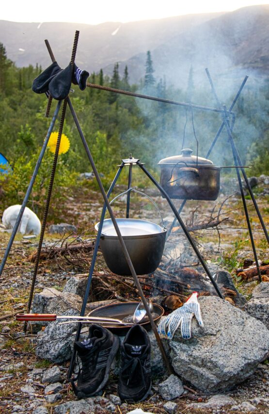 Lagerfeuer Suppe - Töpfe hängend über Lagerfeuer